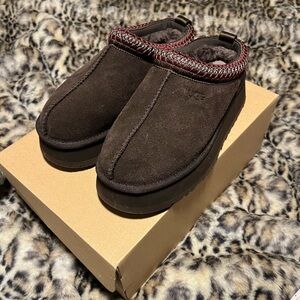 Ugg Tasman 2 platform dusted cocoa never worn out!!!! Brand new!!!!